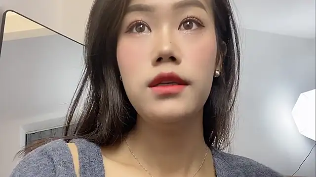 Snapshot of Bella-LL chatting on 03.05.25 Bella-LL online show from 03.05.25