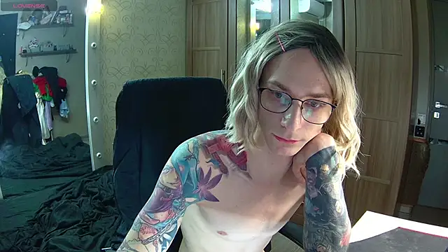 Snapshot of Julia_dolls chatting on 02.14.25 Julia dolls online show from 02.14.25