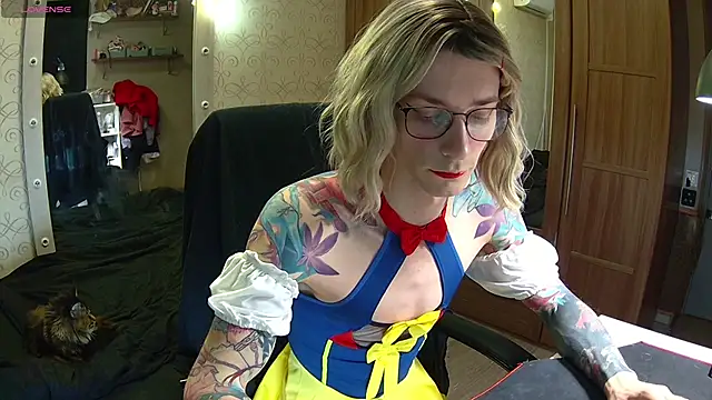 Snapshot of Julia_dolls chatting on 03.11.25 Julia dolls online show from 03.11.25