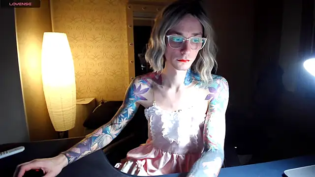 Snapshot of Julia_dolls chatting on 11.21.25 Julia dolls online show from 11.21.25