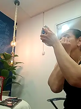 Snapshot of sasi_luna chatting on 09.18.25 sasi luna online show from 09.18.25