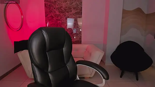 Snapshot of BellaCarteer_ chatting on 10.28.25 BellaCarteer online show from 10.28.25