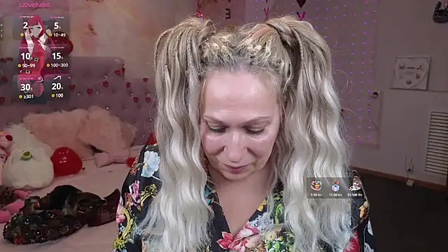 Snapshot of Penelope_Pinky chatting on 02.14.25 Penelope Pinky online show from 02.14.25