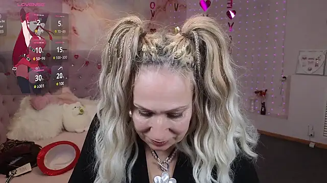 Snapshot of Penelope_Pinky chatting on 02.19.25 Penelope Pinky online show from 02.19.25