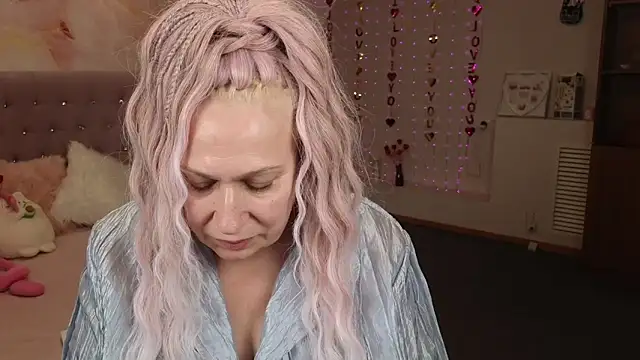 Snapshot of Penelope_Pinky chatting on 02.25.25 Penelope Pinky online show from 02.25.25