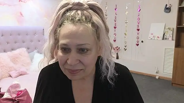 Snapshot of Penelope_Pinky chatting on 03.18.25 Penelope Pinky online show from 03.18.25