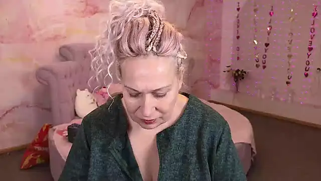 Snapshot of Penelope_Pinky chatting on 10.08.25 Penelope Pinky online show from 10.08.25