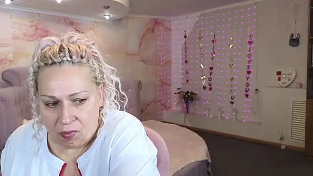 Snapshot of Penelope_Pinky chatting on 10.10.25 Penelope Pinky online show from 10.10.25