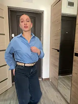 Snapshot of mi_michelle chatting on 03.17.25 mi michelle online show from 03.17.25