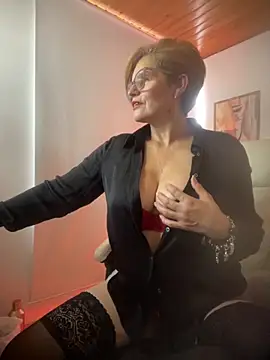 Snapshot of Adeellee_ chatting on 10.12.25 Adeellee online show from 10.12.25