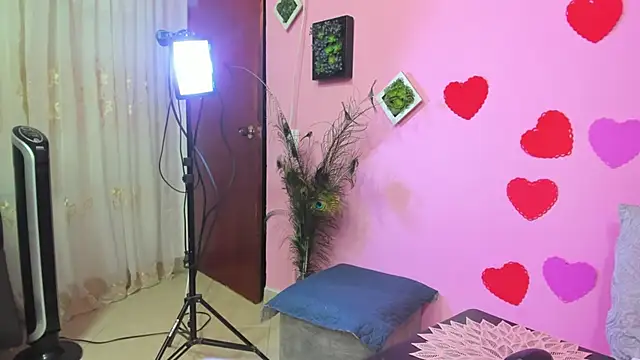 miss--flora online show from 02.23.25