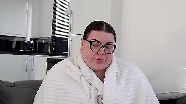 Snapshot of StrawberrySexx chatting on 12.15.24 StrawberrySexx online show from 12.15.24