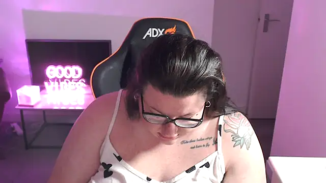 Snapshot of StrawberrySexx chatting on 12.18.24 StrawberrySexx online show from 12.18.24