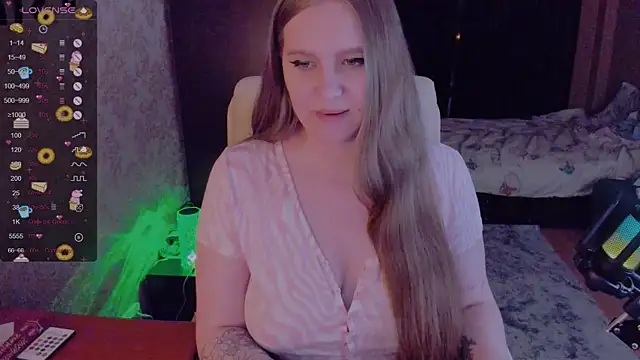 Snapshot of Alice_Dreamgirl_ chatting on 12.23.24 Alice Dreamgirl online show from 12.23.24