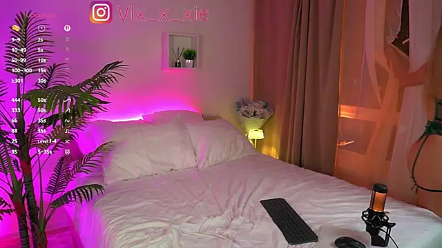 Snapshot of ViXXXiee chatting on 10.07.25 ViXXXiee online show from 10.07.25