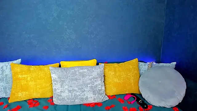 Snapshot of Curvy_Dynamite_ chatting on 02.15.25 Curvy Dynamite online show from 02.15.25