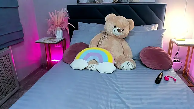 Snapshot of Curvy_Dynamite_ chatting on 10.22.25 Curvy Dynamite online show from 10.22.25