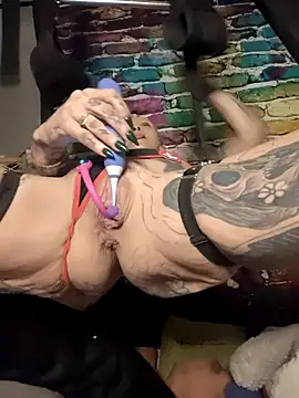 MommyMisfit online show from 12.19.25