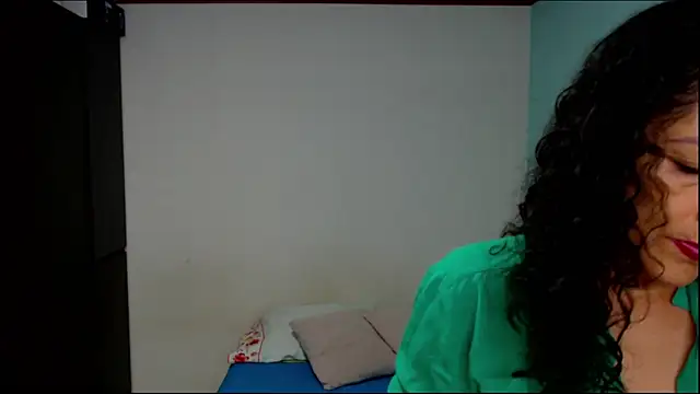 Snapshot of arianna_ros3 chatting on 09.25.25 arianna ros3 online show from 09.25.25