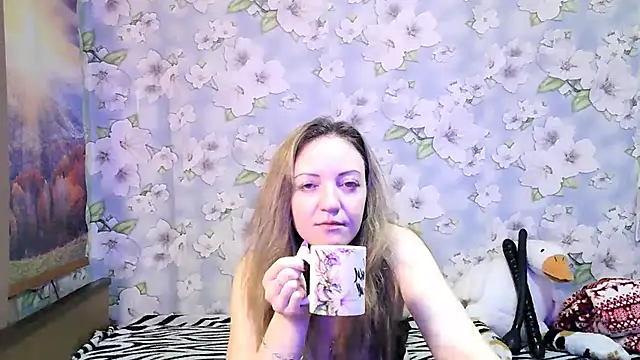 Snapshot of KattyLuuu chatting on 10.24.25 KattyLuuu online show from 10.24.25