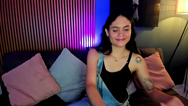 Snapshot of Gaby_Ferrer chatting on 10.28.25 Gaby Ferrer online show from 10.28.25