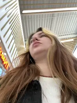 Snapshot of MayaMystic chatting on 03.10.25 MayaMystic online show from 03.10.25