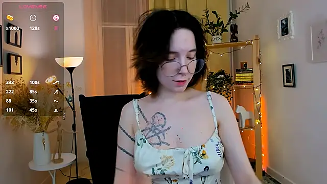 Snapshot of lilithlunna chatting on 01.11.25 lilithlunna online show from 01.11.25