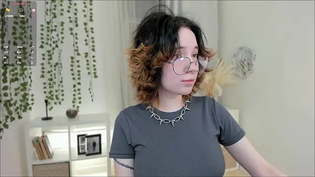 Snapshot of lilithlunna chatting on 01.14.25 lilithlunna online show from 01.14.25