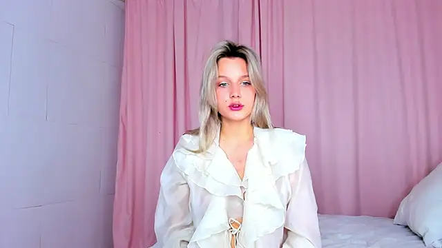 Snapshot of MeowthLilu chatting on 10.22.25 MeowthLilu online show from 10.22.25