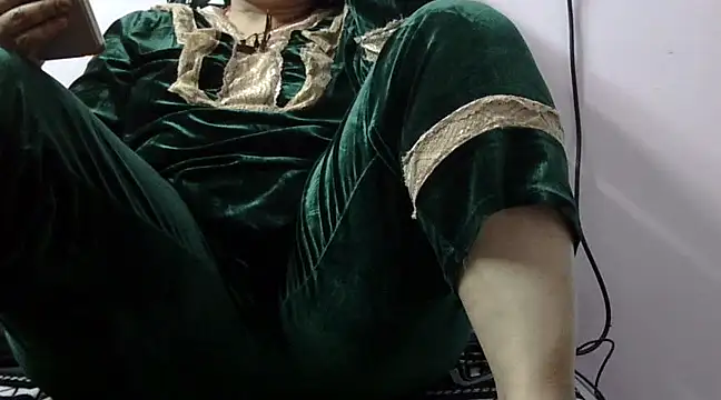 Housewife12 online show from 02.28.25