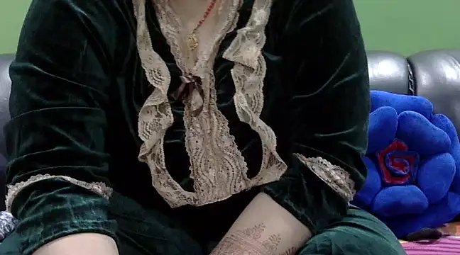 Housewife12 online show from 02.28.25