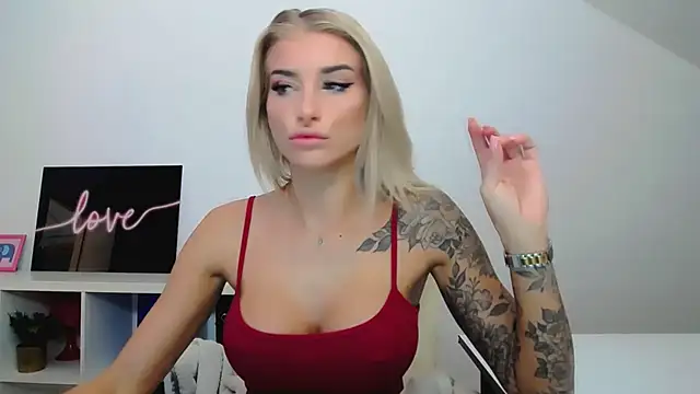 Lia Benini online show from 02.23.25