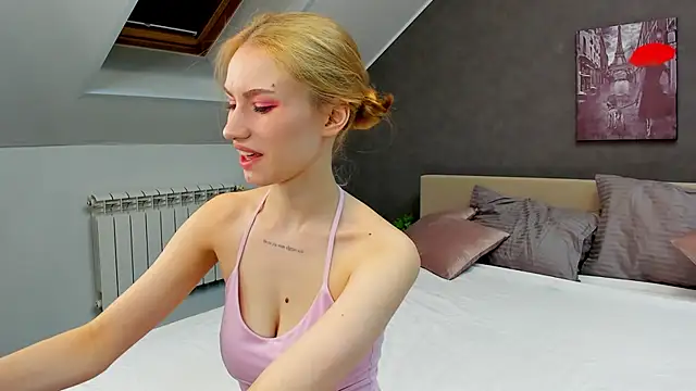 Snapshot of Mollly_Rouge chatting on 03.07.25 Mollly Rouge online show from 03.07.25