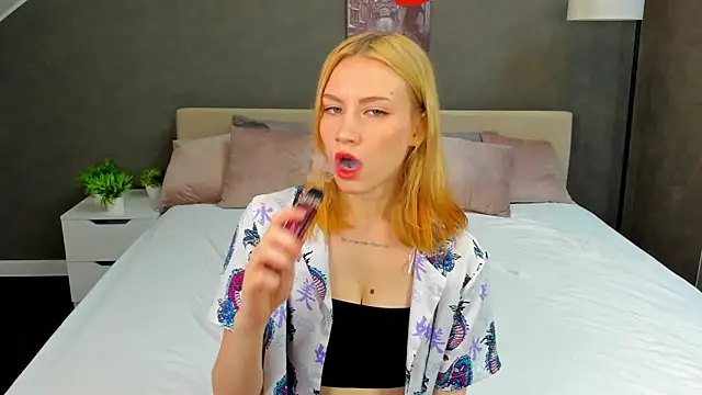 Snapshot of Mollly_Rouge chatting on 03.21.25 Mollly Rouge online show from 03.21.25