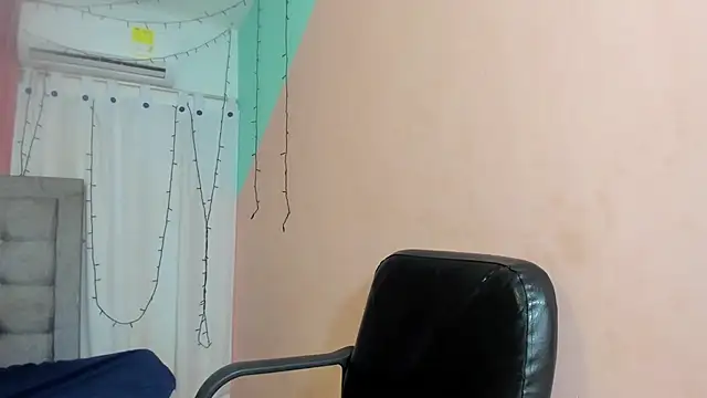 Snapshot of dani-lue chatting on 01.24.25 dani-lue online show from 01.24.25