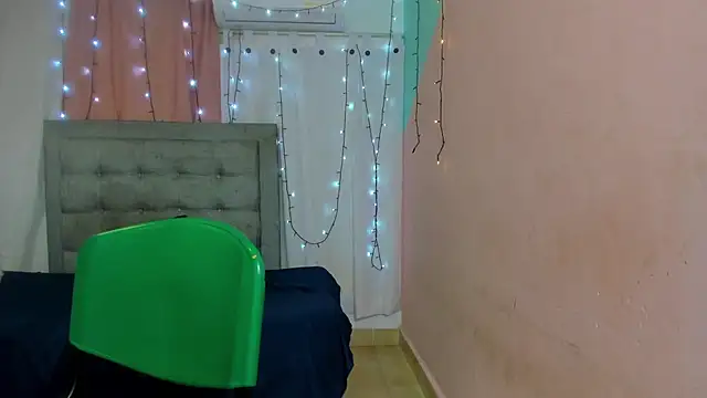 Snapshot of dani-lue chatting on 01.25.25 dani-lue online show from 01.25.25