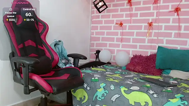 Snapshot of dani-lue chatting on 02.15.25 dani-lue online show from 02.15.25