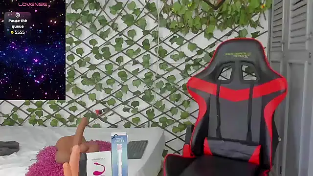 Snapshot of dani-lue chatting on 11.14.25 dani-lue online show from 11.14.25