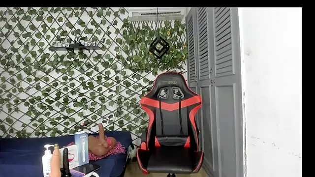 Snapshot of dani-lue chatting on 11.22.25 dani-lue online show from 11.22.25