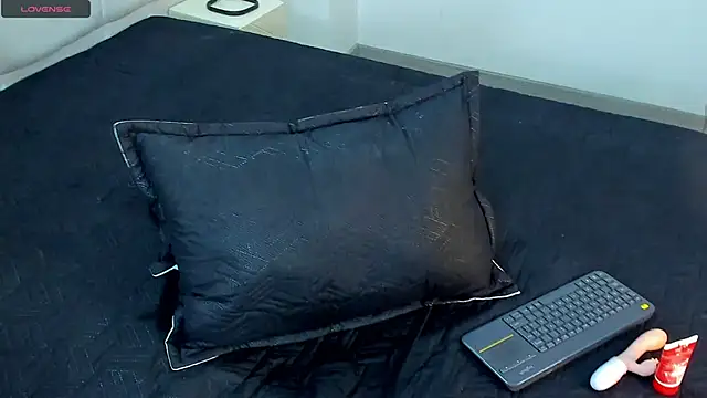 AbrilSonne online show from 01.08.25