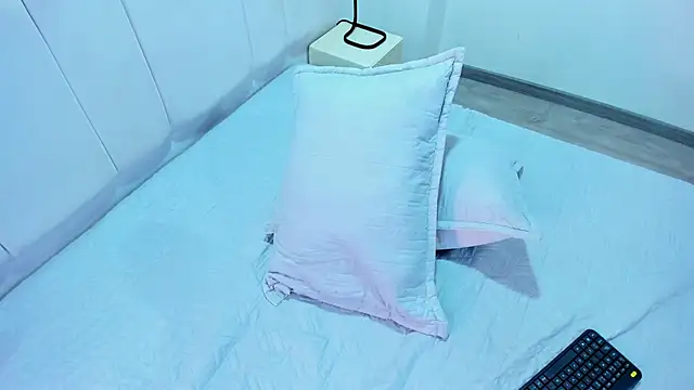 AbrilSonne online show from 02.16.25