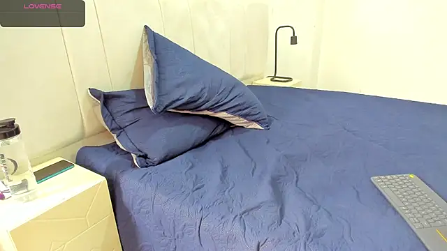 AbrilSonne online show from 03.08.25