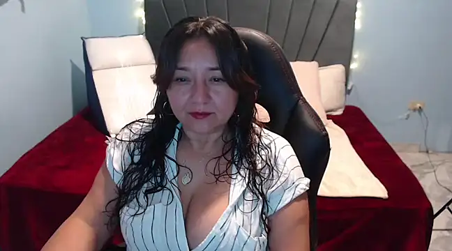 Snapshot of AngelRouss chatting on 02.14.25 AngelRouss online show from 02.14.25