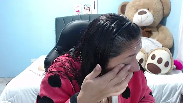 Snapshot of AngelRouss chatting on 09.27.25 AngelRouss online show from 09.27.25