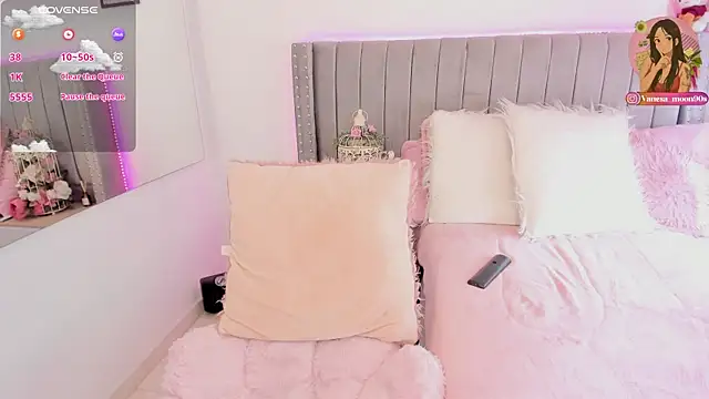 Snapshot of vanesa_moon__ chatting on 05.17.26 vanesa moon online show from 05.17.26