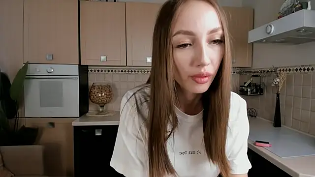 Snapshot of LinnGaillard chatting on 12.27.24 LinnGaillard online show from 12.27.24