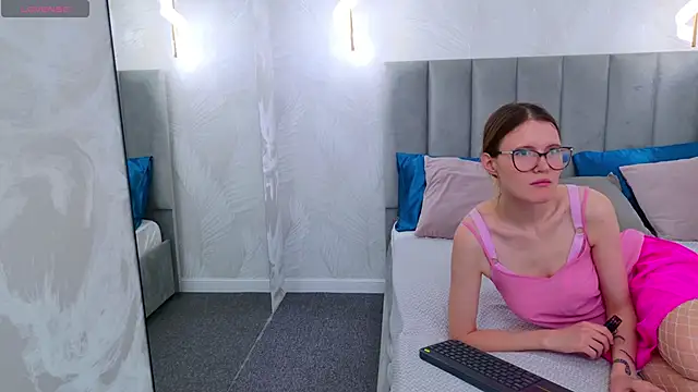 Snapshot of NellieLoyns chatting on 01.19.25 NellieLoyns online show from 01.19.25