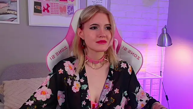 Snapshot of NellieLoyns chatting on 03.04.25 NellieLoyns online show from 03.04.25