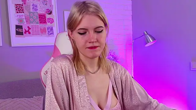 Snapshot of NellieLoyns chatting on 03.10.25 NellieLoyns online show from 03.10.25