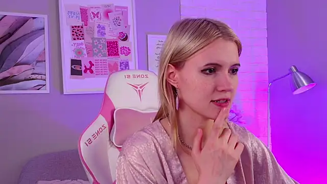 Snapshot of NellieLoyns chatting on 03.10.25 NellieLoyns online show from 03.10.25